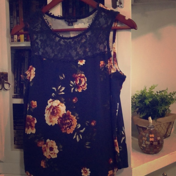 Small Riley And James Top - Picture 1 of 5